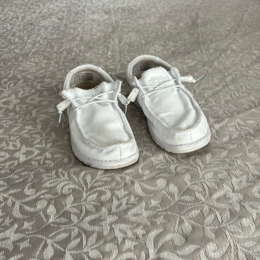White hey dudes men size 7, womens size 9